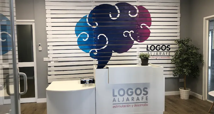 Recepción de LOGOS en Tomares, con el mostrador y el logotipo del centro